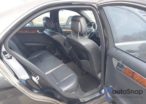 2013 Mercedes-Benz C 300 Sport 4Matic z USA, uszkodzony, nr VIN WDDGF8AB4DR276989